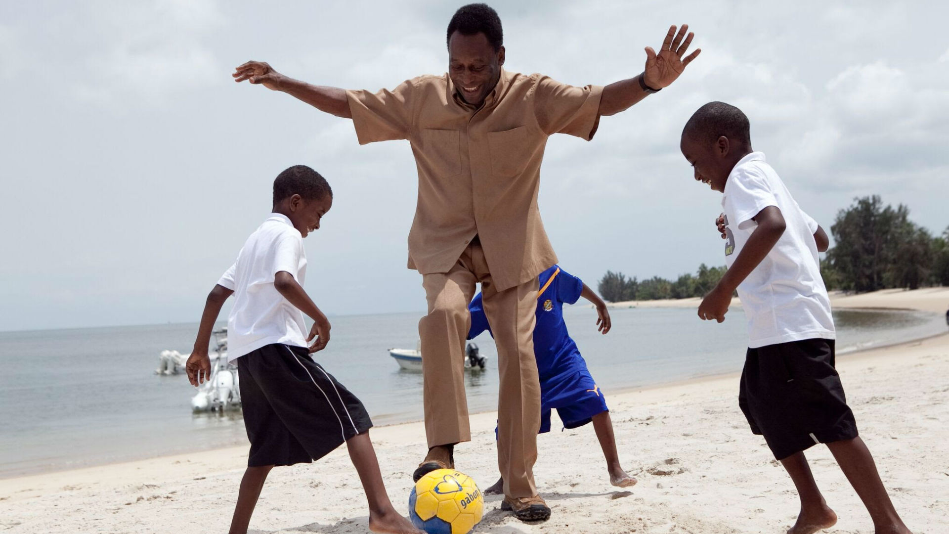 13 Classic Pictures Of Pele The Football Legend Zikoko 13 Classic Pictures Of Pele The Football Legend Zikoko