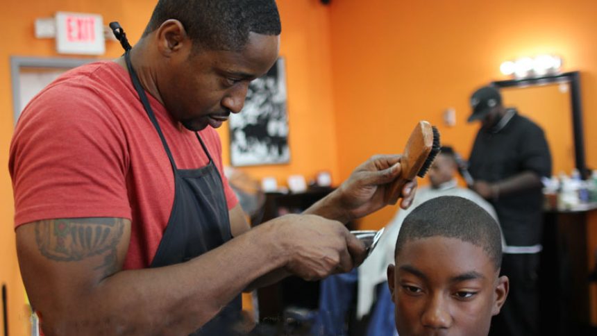 Black barber. Парикмахер афроамериканец. Парикмахеры афроамериканцы в Америке. Афроамериканцы в парикмахерской. Американский цирюльник.