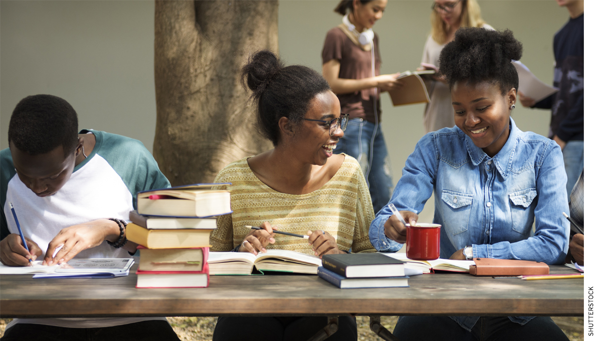 They to start discussing new. They to start discussing new. Люди за столиком. Работник офиса. Люди в офисе.