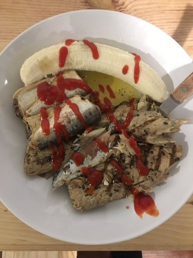 8 Signs Your Babe Eats Other People’s Food at Work